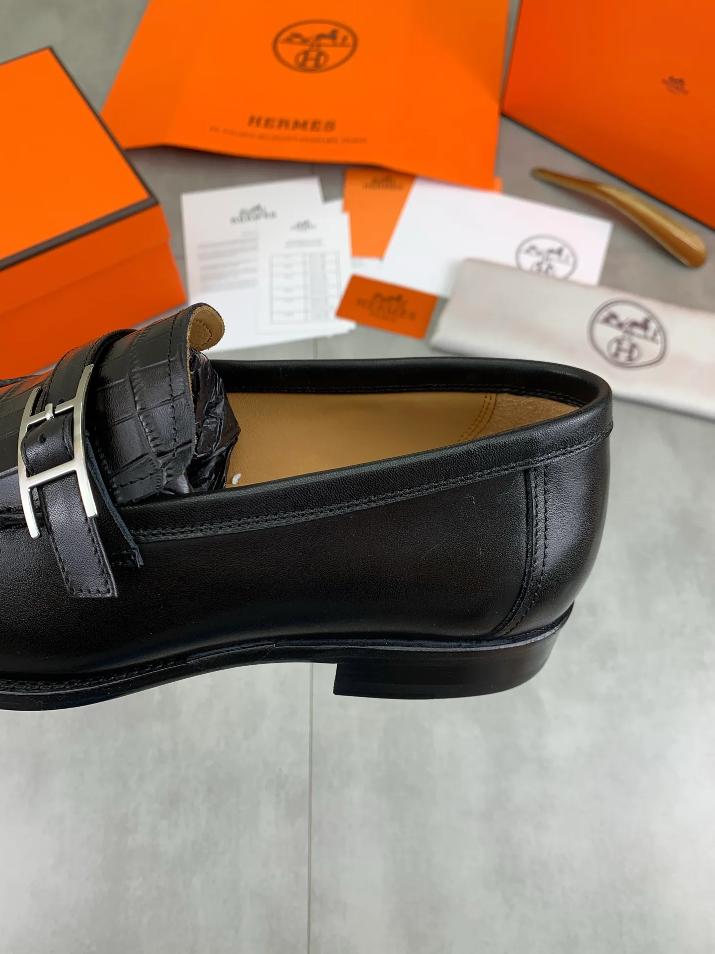 Factory price P980 💰💎💎💎 Original genuine leather outsole Brand: Hermès Grade: Same as the official website Original quality materials: Original soft calfskin Water-dyed cowhide lining Original Italian genuine leather outsole Style categories: Men's fashion Formal casual leather shoes Slip-on men's shoes series Young fashion European and American trends British style Code number: 39-45 (38.46 can be customized)